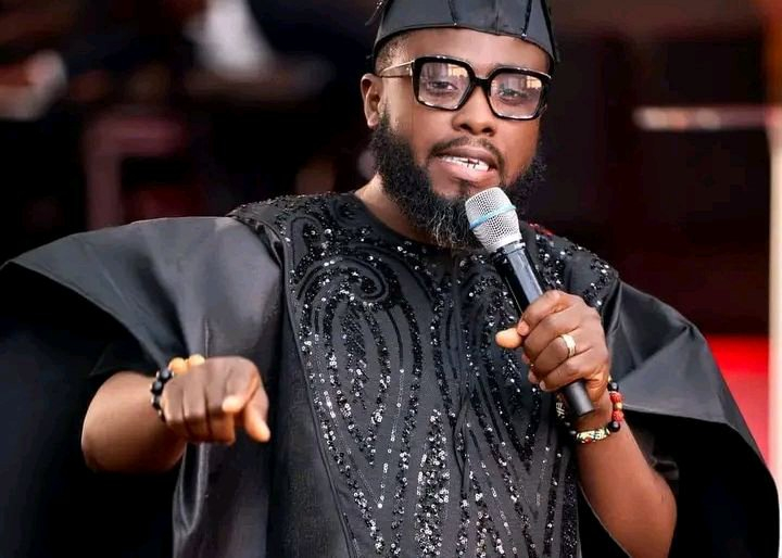 Klassik fohisha va xushmuomala Jeyden Jeyms oz joyiga bir fohishani taklif qiladi)