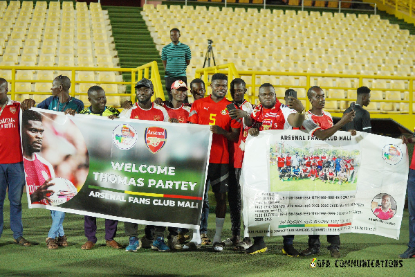 Thomas Partey in a photo with the Arsenal fans