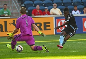 David Accam shoots to score in a MLS game