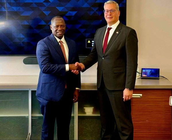 Emmanuel Armah-Kofi Buah (L) and Egypt's Karim Badawi (R)