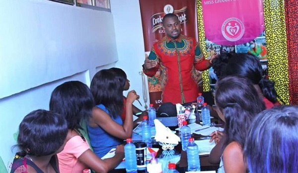 Abeiku Santana talking to the ladies