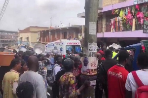 The urban bus experienced brake failure and crashed into traders on the pavement