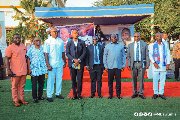 Vice President Dr. Mahamudu Bawumia (third from right) among other health professionals