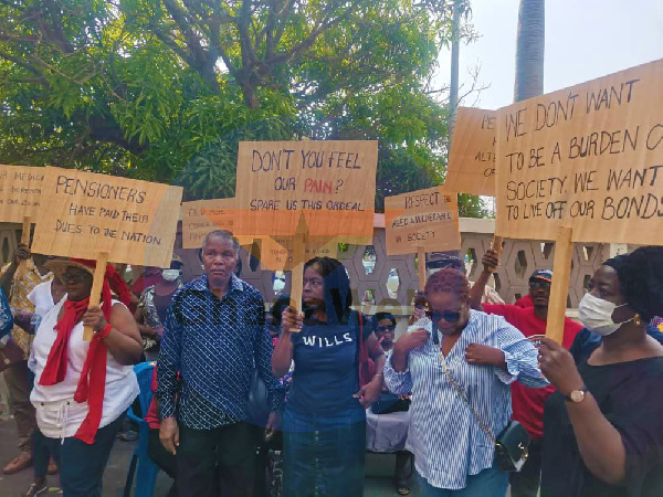 Pensioners protest against debt exchange programme at the Ministry of Finance