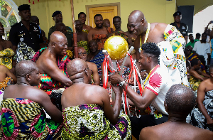 Frederick Asare presenting the trophy to Otumfuo