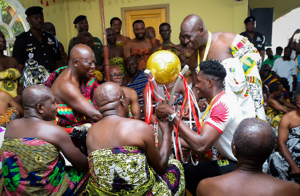 Frederick Asare presenting the trophy to Otumfuo