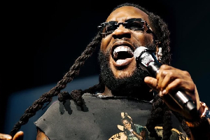 Burna Boy asked a couple to leave his concert for allegedly sleeping