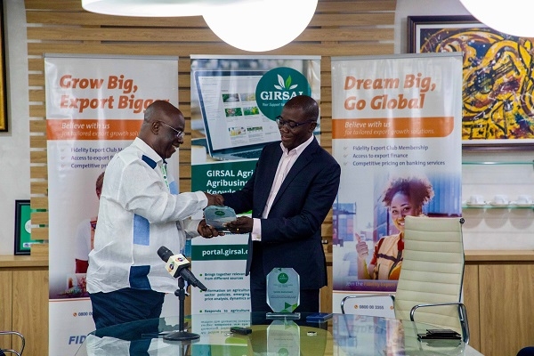 Kwesi Korboe, CEO of GIRSAL,  presents an award to Julian Opuni, MD of Fidelity Bank