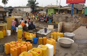 Residents of Accra in search of water