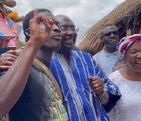 Dr. Mahamudu Bawumia made time to take photos with the young man