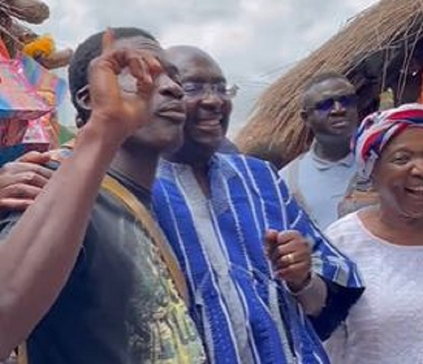 Dr. Mahamudu Bawumia made time to take photos with the young man