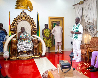 Rapper Sarkodie in a photo with Otumfuo Osei Tutu