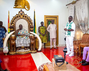 Rapper Sarkodie in a photo with Otumfuo Osei Tutu