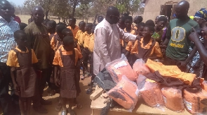 The DCE of Bongo presents 160 pairs of school uniform in a first batch to the school