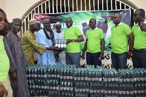Francis Agbonlahor, MD of GGBL presenting a pack of Orijin Zero to Sheikh Ahmed Ahmed Abdul Salam