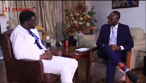Bishop Agyinasare interacting with Kwabena Kyenkyenhene Boateng, host of 21minutes with KKB