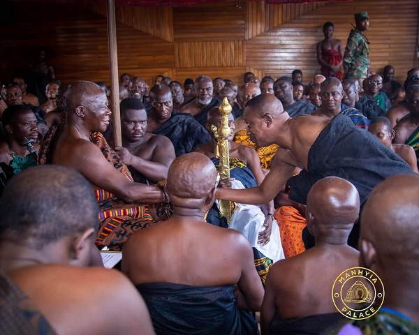 Bantamahene Baffour Owusu Amankwatia VI (R) paying homage to the Asantehene Otumfuo Osei Tutu II (L)