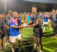 Mr Eazi presents the trophy to King Promise