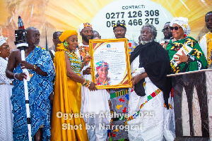 Okronkronyi Nyame Somafo Yawoh presenting the citation to Akosua Agyapong