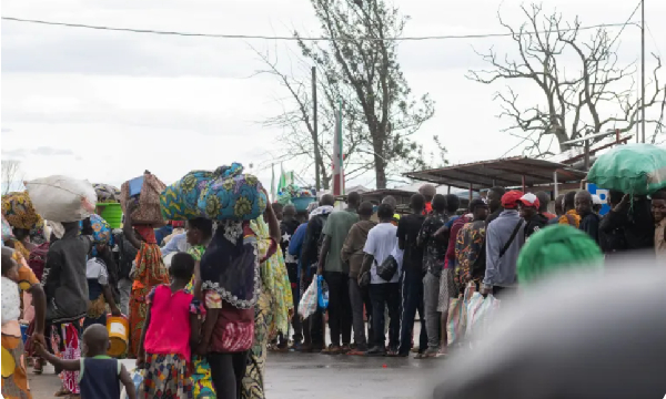 Burundian citizens who worked in Uvira, DRC, cross back to their home country due to the conflict
