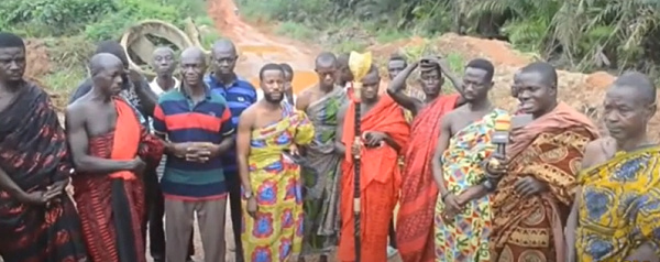 Nana Asare Baffour, Sehwi Bokabo chief (second person from right) addressing the media