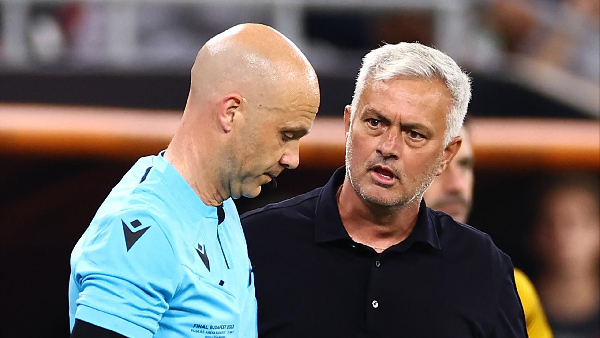 Anthony Taylor (L) has accused Mourinho (R) of abuse