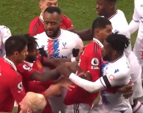 Jordan Ayew, Jeffrey Schlupp involved in a scuffle with Manchester United players