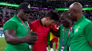 After losing, a Ghanaian official takes a selfie with Son Heung-min.