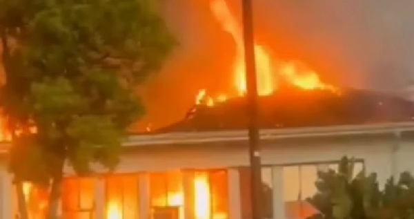 Di angry students dey demand SRC elections, wey dem wan make dem sack di Vice-Chancellor