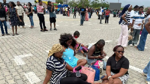 Some pipo stand, odas sidon for floor to watch chef Hilda Baci cook di biggest pot of jollof