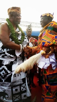 Ga Mantse (left) shaking hands with the Asantehene (right)