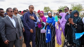 Somali Prime Minister Hamza Abdi Barre received by residents of Adan Yabal