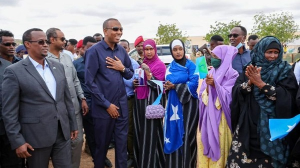 Somali Prime Minister Hamza Abdi Barre received by residents of Adan Yabal