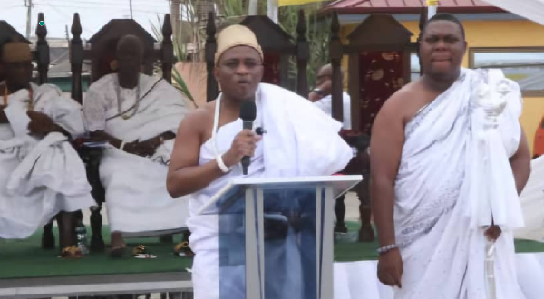 La Shikitele, Nii Adjei Koofeh IV (with the mic)