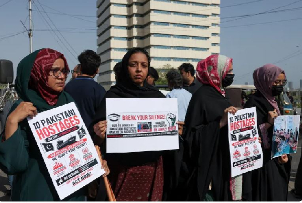 Families of Pakistani hostages protest, demanding government action to secure their loved ones’ rele