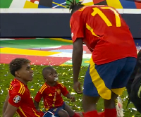 Lamine Yamal's little brother (seated on the pitch) meets Nico Williams (standing)