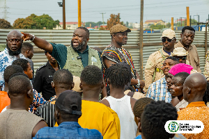 AMA Boss Michael Kpakpo Allotey Interacting With Kofikrom Squatters 1
