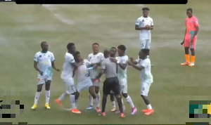 The referee confronted the players during the game