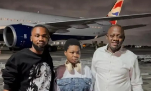 Suzzy Pinamang, flanked by his brother [L] and Rafik Mahama[R]