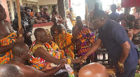 Ejurahene, Barimah Osei Hwedie II shaking hands with a man
