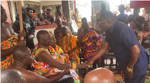 Ejurahene, Barimah Osei Hwedie II shaking hands with a man