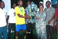 Dr Grace Ayensu presenting a trouphy to the wining team