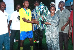 Dr Grace Ayensu Presenting A Trouphy To The Wining Team.png