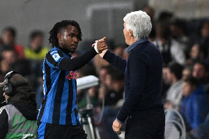 Ademola Lookman shakes Gian Piero Gasperini after a game