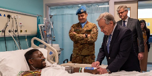 The injured soldier with the Secretary-General of the UN, António Guterres, by his side