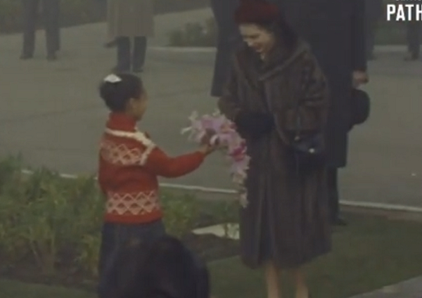 Pearl Acquaye presented flowers to late Queen Elizabeth before her trip to Ghana in 1961