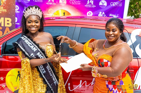 Kwakye, left, receiving her prize