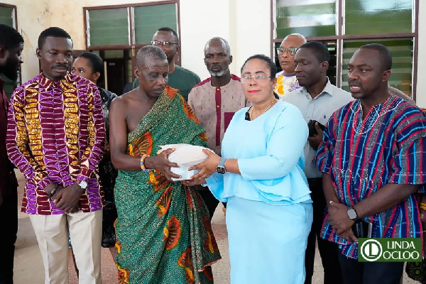 The Regional Minister (in blue dress) making the presentation