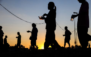 People flee border clashes between Thailand and Cambodia, receive food at shelter