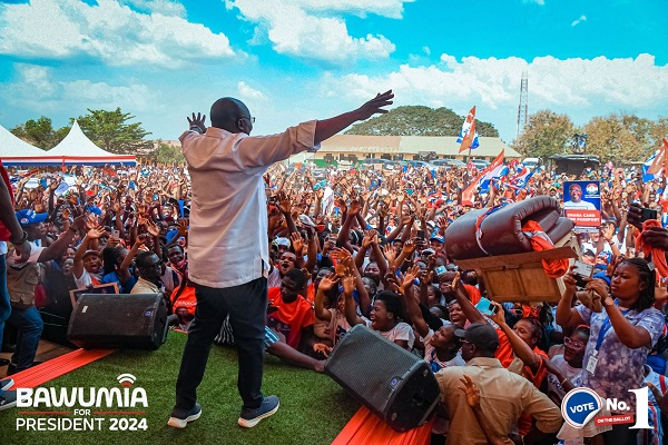 Dr. Mahamudu Bawumia addressing thousands of supporters at Adugyama